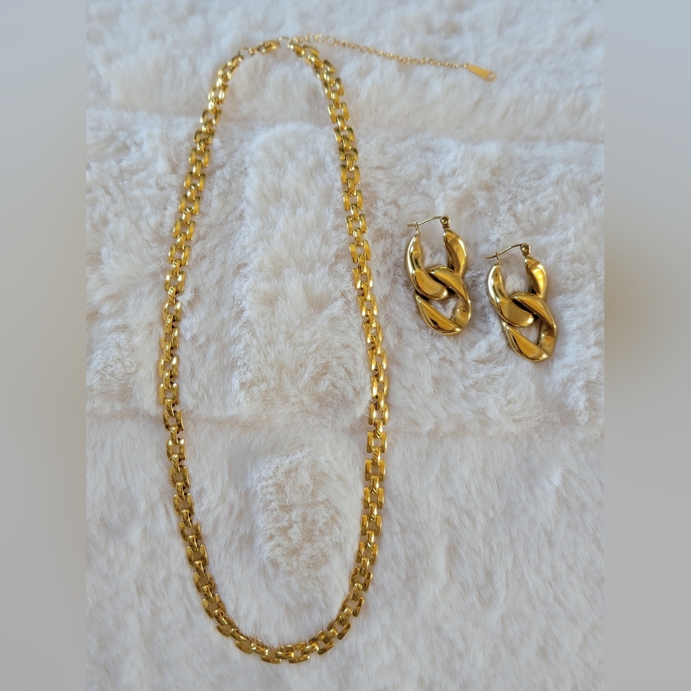 GOLD Necklace & Earrings - Picture 3 of 5